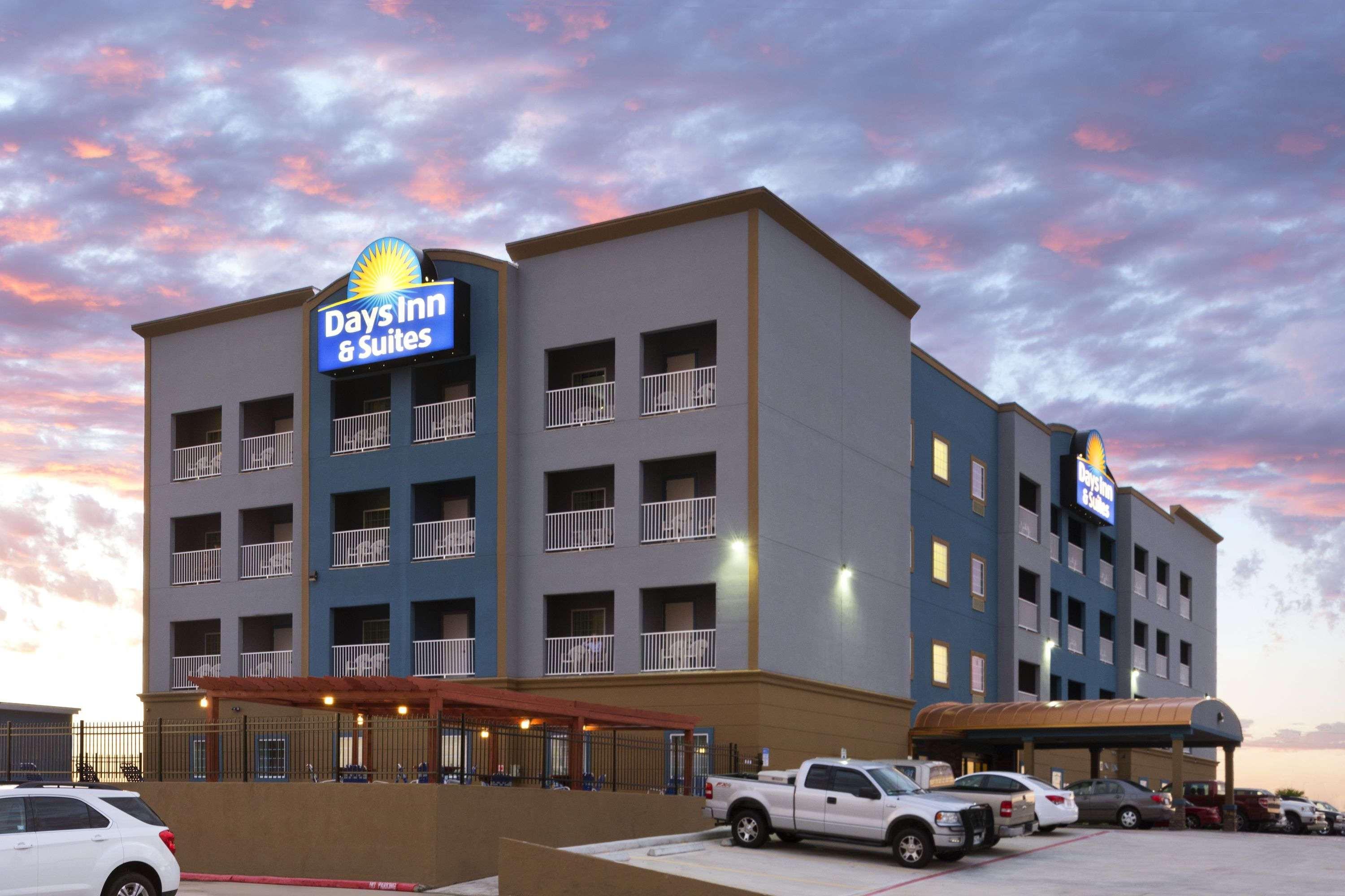 Days Inn & Suites By Wyndham Galveston West/Seawall Экстерьер фото