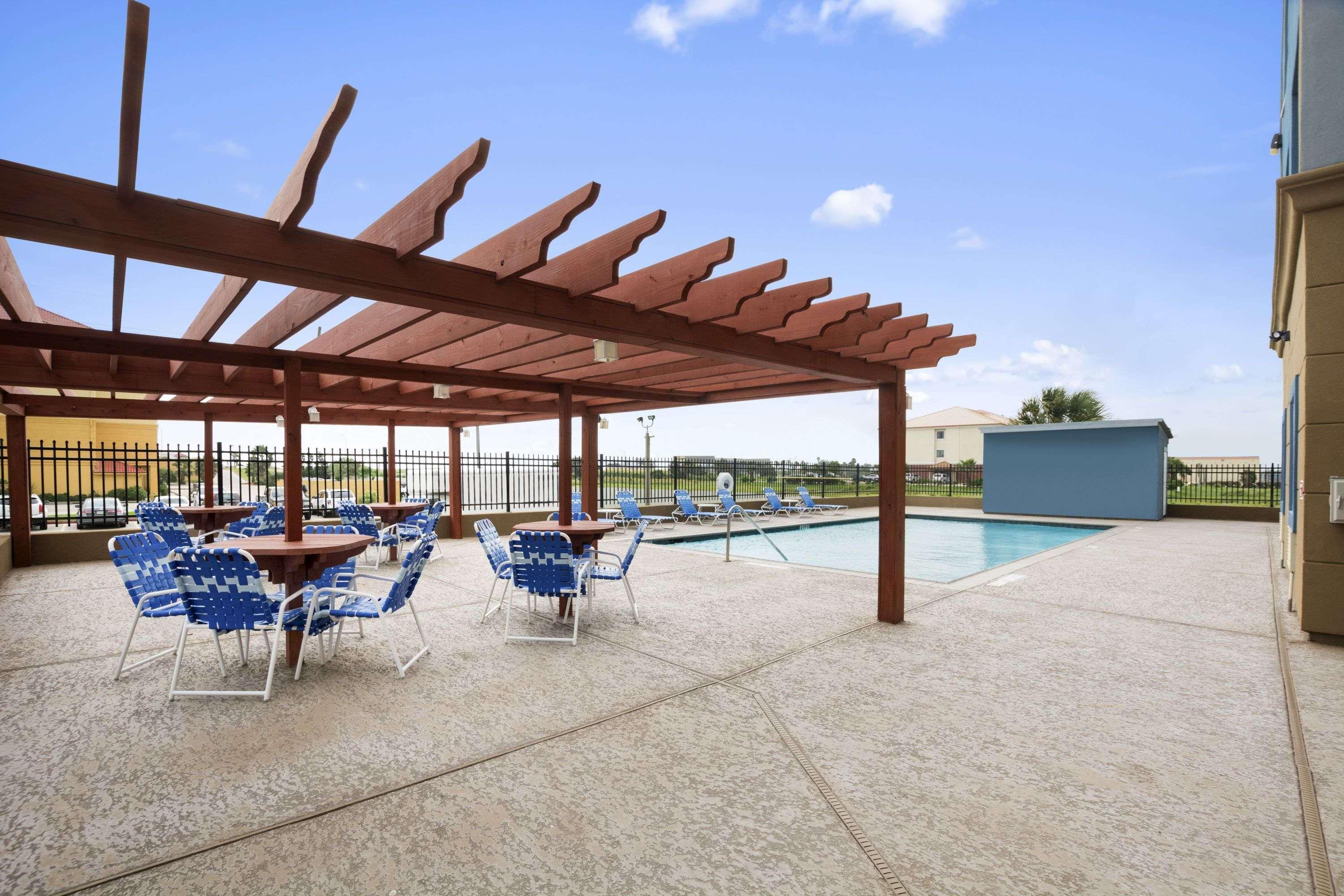 Days Inn & Suites By Wyndham Galveston West/Seawall Экстерьер фото