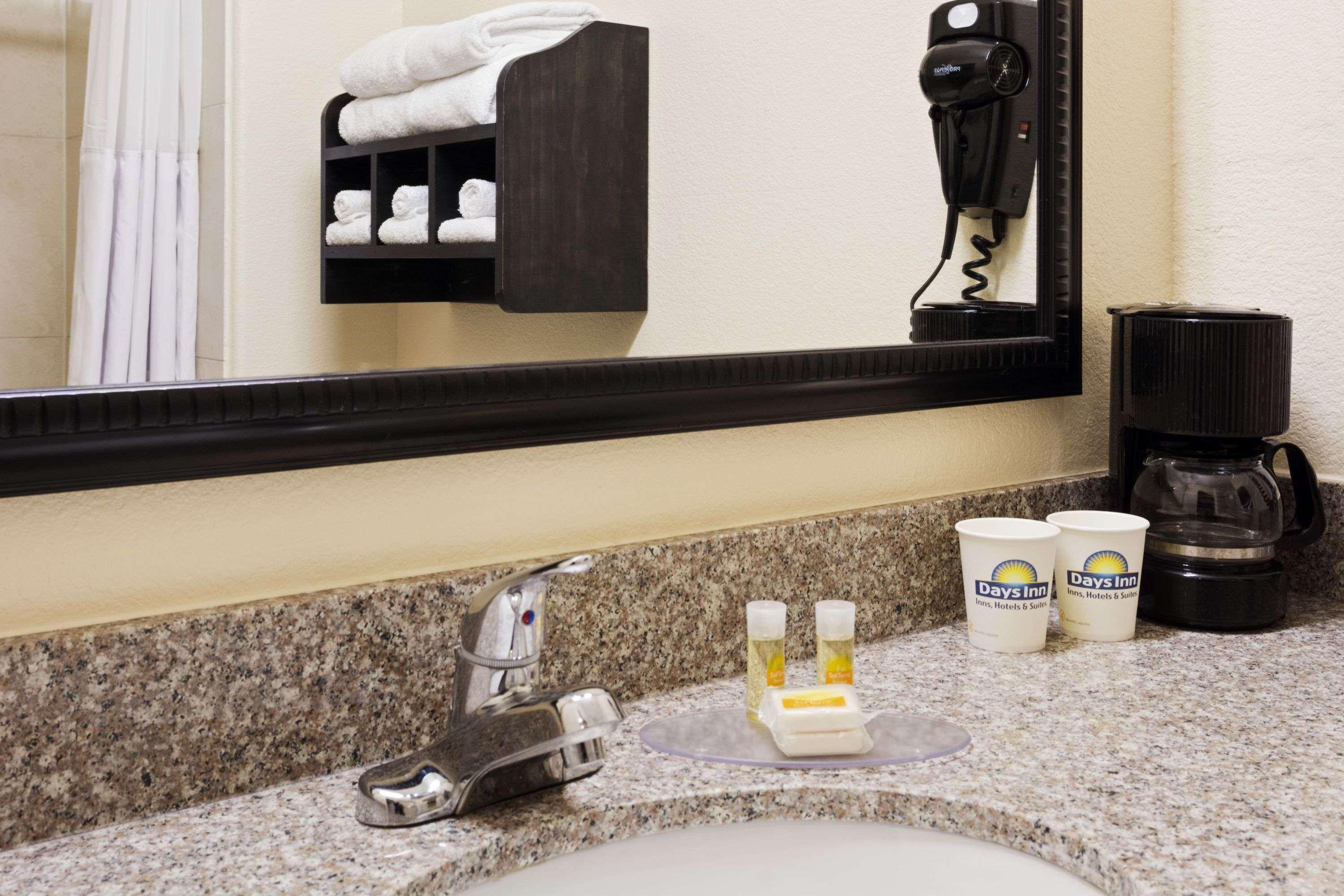 Days Inn & Suites By Wyndham Galveston West/Seawall Экстерьер фото