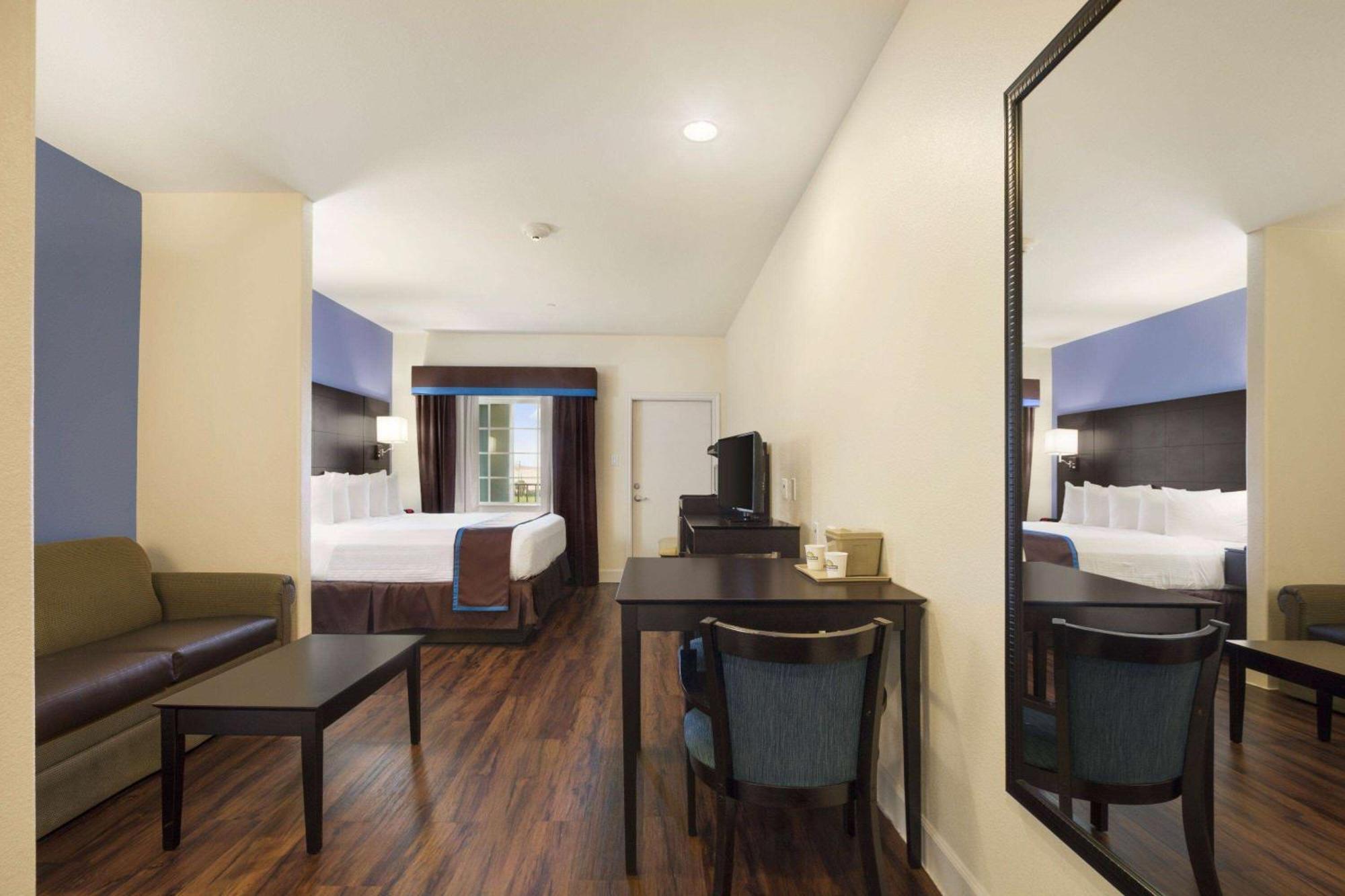 Days Inn & Suites By Wyndham Galveston West/Seawall Экстерьер фото